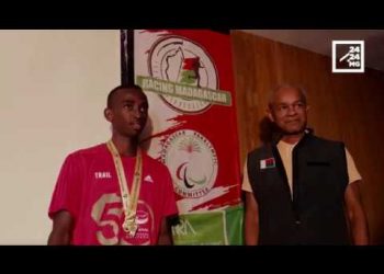 JACQUIS RAKIKY SUR LE PODIUM DU TRAIL DE TWO OCEAN MARATHON
