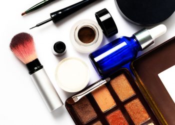 BEAUTÉ – Se maquiller avec précaution