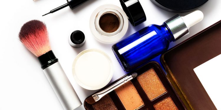 BEAUTÉ – Se maquiller avec précaution