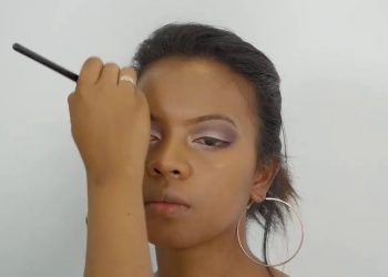 MAQUILLAGE : TRACER LES SOURCILS ET APPLIQUER LE FOND DE TEINT