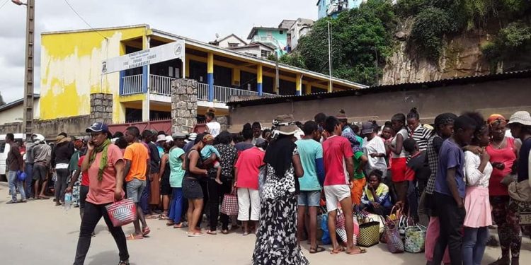 ?APPROVISIONNEMENT- LONGUE FILE POUR LE TSENA MORA