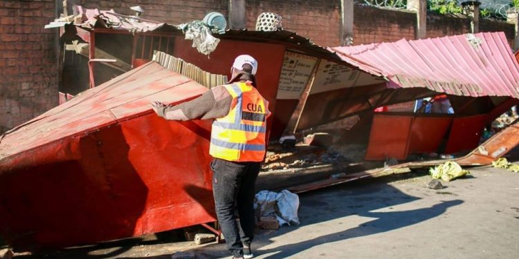 ?ASSAINISSEMENT – La Commune fait enlever 23 kiosques construits sur les trottoirs d&rsquo;Analakely et ses environs