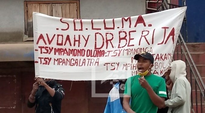 ATTROUPEMENTS – Trois individus manifestant pour la libération de Berija Ravelomanantsoa interpellés à Ambohipo