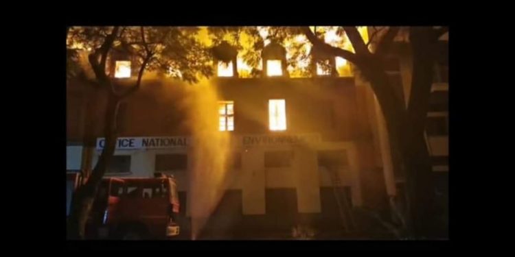 CATASTROPHE – L&rsquo;incendie de l&rsquo;ONE s&rsquo;étend sur les bâtiments du ministère de la Poste, 100 militaires déployés en renfort