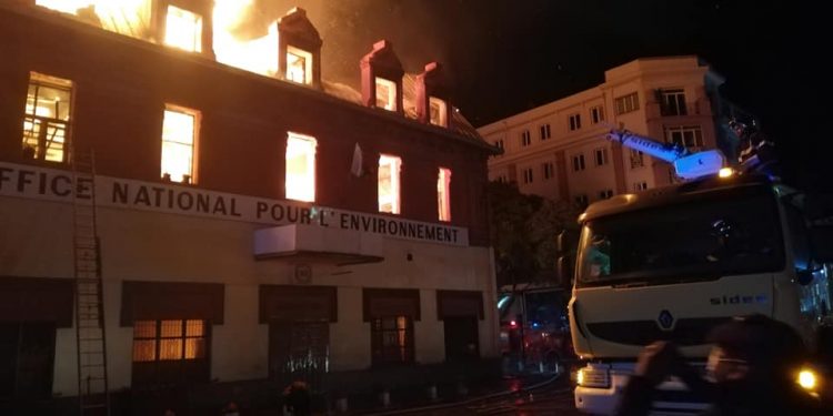 INCENDIE – Environ quatre heures pour maîtriser le feu qui a embrasé les bâtiments de l&rsquo;ONE et du ministère en charge des Postes