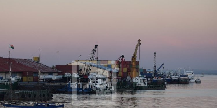 BOIS PRECIEUX – Des rondins de bois de palissandre partent en fumée dans un incendie au port de Mahajanga