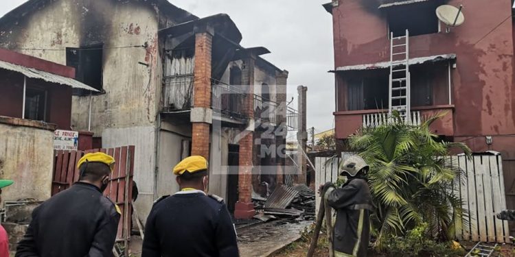 CATASTROPHE – Un homme meurt calciné dans un incendie à Ambodivona, des salles de classe partent en fumée