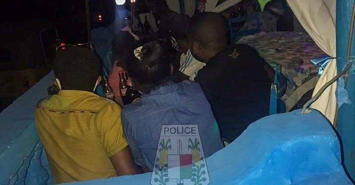 ETAT D&rsquo;URGENCE – La police ferme huit boîtes de nuit et bars de la région de Diana pour non-respect de règles sanitaires