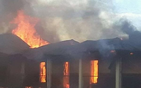 INCENDIE – Le bâtiment principal du lycée Notre dame de Lourdes Manjakandriana ravagé par le feu