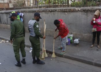 SOARANO – Marchands de rue et contrevenants au port de masque dotés de balais pour nettoyer les rues