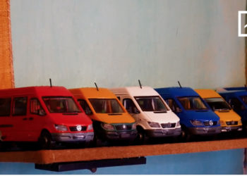 ARTISANAT – La grande passion de Fanilo pour les taxi-be en miniature