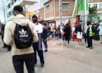 EDUCATION – Des candidats au baccalauréat arrivent auprès de leur centre d&rsquo;examen à 5h comme recommandé par le ministère