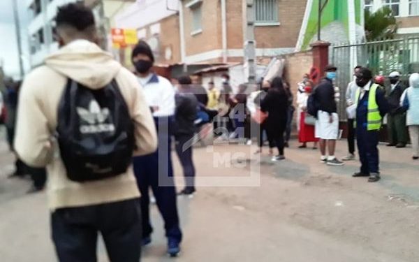 EDUCATION – Des candidats au baccalauréat arrivent auprès de leur centre d&rsquo;examen à 5h comme recommandé par le ministère