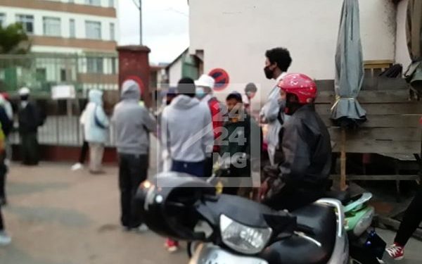 EDUCATION – Des candidats au baccalauréat arrivent auprès de leur centre d&rsquo;examen à 5h comme recommandé par le ministère