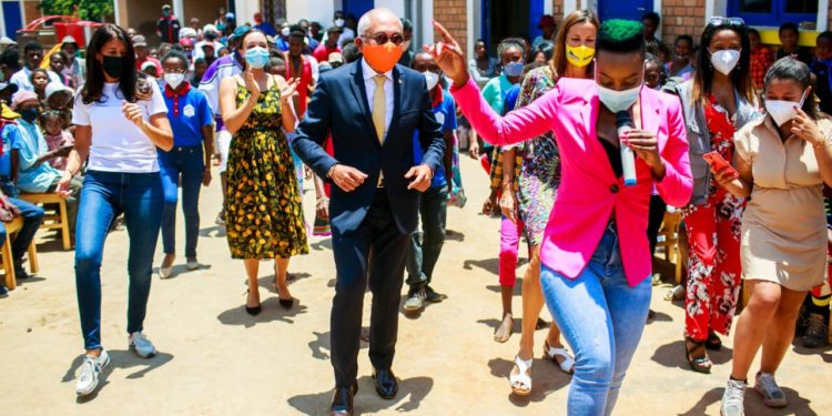 CULTURE – Une tournée faite de concerts, de shows privés et de visites caritatives pour la chanteuse Sud-africaine Nomcembo Zikode