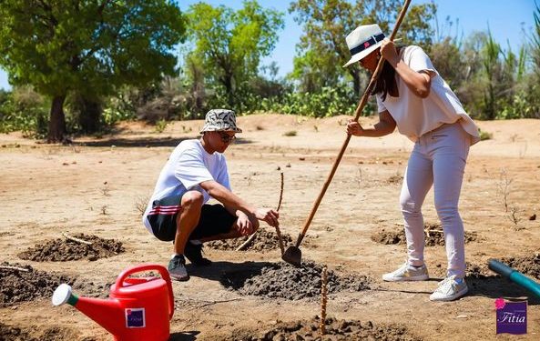 INSECURITE ALIMENTAIRE DANS LE SUD – Mialy Rajoelina offre des moyens de production et des semences aux femmes et aux mères de Tsivory et d&rsquo;Ifotaka