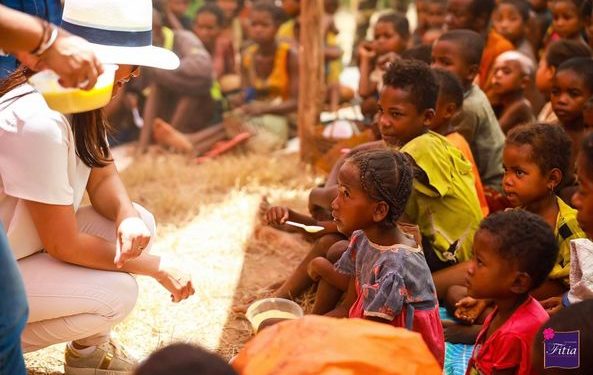 INSECURITE ALIMENTAIRE DANS LE SUD – Mialy Rajoelina offre des moyens de production et des semences aux femmes et aux mères de Tsivory et d&rsquo;Ifotaka
