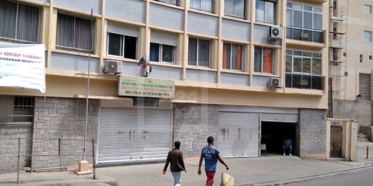 EPIDEMIE DE COVID-19 – Opération coup de poing à Fénérive-Est après le décès d&rsquo;un directeur du ministère de la Population testé positif au coronavirus