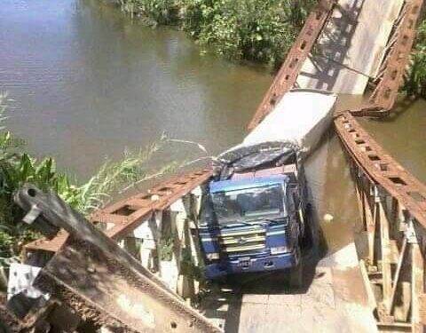 INFRASTRUCTURES – Effondrement du pont métallique de Manambaro sur la RN13 entre Tolagnaro et Amboasary
