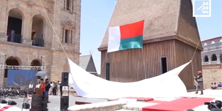 DANS LE RETRO DE 2424 – Les travaux de réhabilitation des Palais de Manjakamiadana et de Besakana achevés et inaugurés après 20 ans de reconstruction