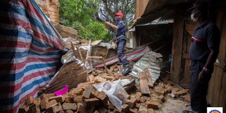CATASTROPHE – Une maison en réhabilitation dans le fokontany de Manjakamiadana s&rsquo;effondre sur une case en bois et blesse une mère de famille