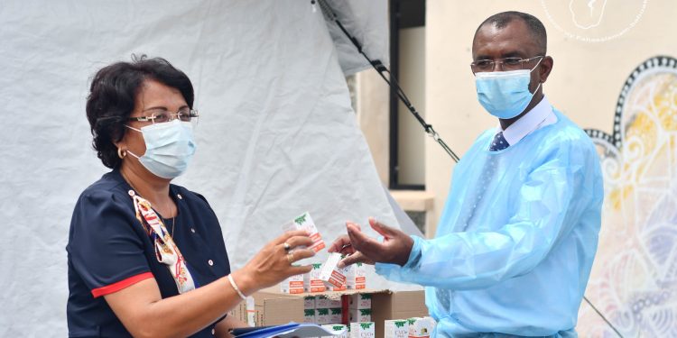 EPIDEMIE – Des ministres se lancent dans une campagne de promotion et de distribution du CVO+ Plus gélules