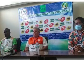 FOOTBALL – Jean Michel Cavalli, sélectionneur des Mena du Niger, et Youssouf Omaro, face à la presse avant le match Madagascar – Niger