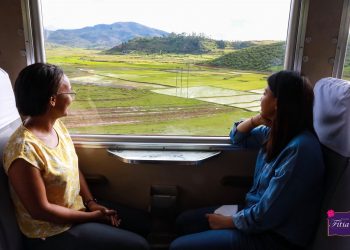 TRANSPORT – Mialy Rajoelina dans un train de la FCE pour rejoindre la commune de Sahambavy dans le cadre de sa tournée nationale spéciale 8 Mars