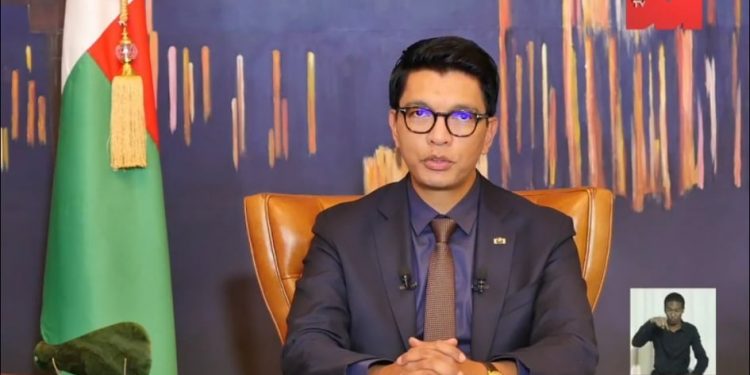 EPIDEMIE – Madagascar entre en état d’urgence sanitaire mais ne se confine pas encore, précise Andry Rajoelina qui annonce la fermeture d’Analamanga, d’Atsinanana, de Sava, de Boeny et de Nosy Be