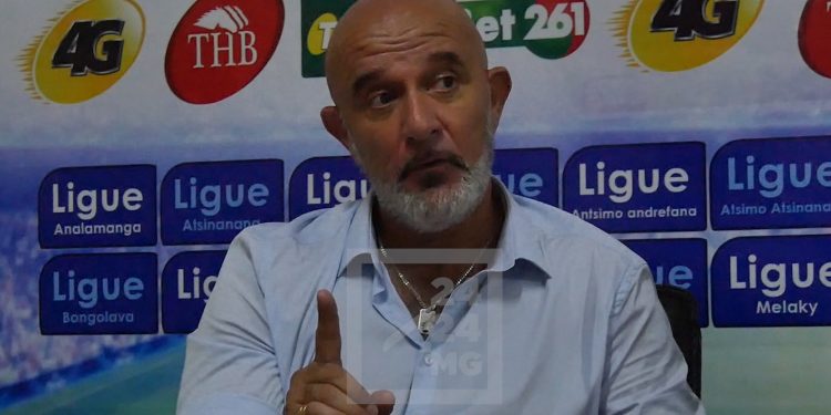 BAREA – Raoul Arizaka Rabekoto officialise la suspension de Nicolas Dupuis et nomme Eric Rabesandratana sélectionneur provisoire malgré une position contraire de la majorité des membres du comité exécutif de la Fédération malgache de football