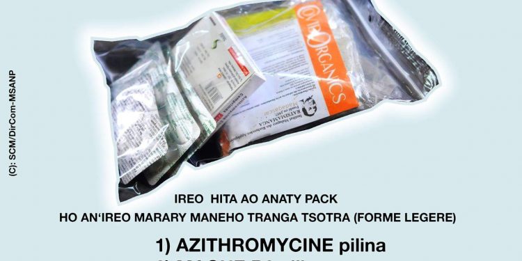 EPIDEMIE – La première dose des médicaments récupérés auprès des Centres de santé de base à avaler sur place.