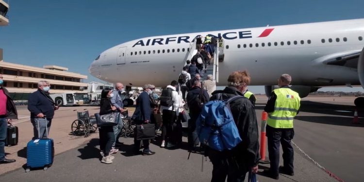 TRANSPORT AERIEN – Le vol Air France qui a atterri ce lundi a été autorisé bien avant la décision d’interdiction des vols avec passagers, précisent les autorités malgaches
