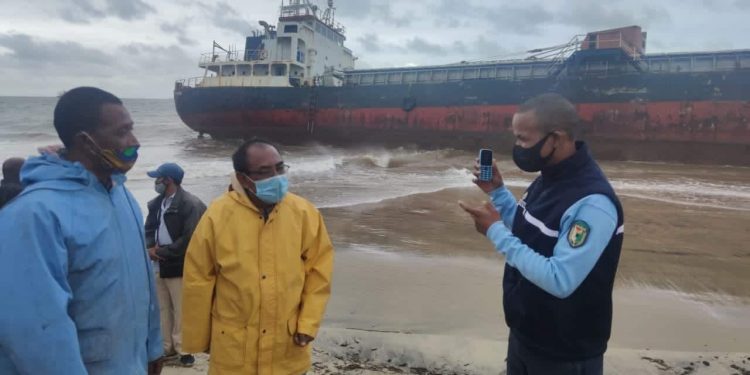 TRANSPORT MARITIME – Opérations de déséchouage ratées du navire Hassina échoué sur la plage en face du Lycée Jacques Rabemananjara à Toamasina mardi