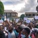 CRISE SANITAIRE – Des opérateurs du tourisme de Nosy Be manifestent devant la préfecture de l’île aux parfums