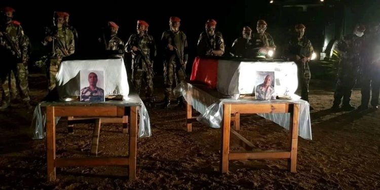 MORTS EN SERVICE – Les deux militaires décédés à Midongy Atsimo promus adjudant-chef et caporal à titre posthume et obtiennent le titre de chevalier de l’ordre national