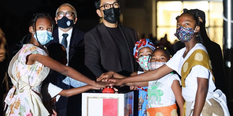 FETE NATIONALE – Le président de la République lance officiellement la célébration des festivités de l’anniversaire de l’Indépendance en allumant les lumières du stade de Mahamasina et du panneau Antananarivo