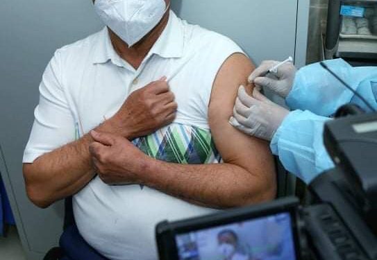 PREVENTION – Marc Ravalomanana reçoit sa première dose de Covishield pour montrer l’exemple