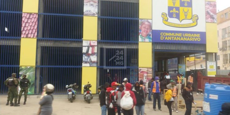 COMMERCE – Les rues de Behoririka quadrillées par des éléments des forces de l&rsquo;ordre, les marchands de rue continuent de manifester