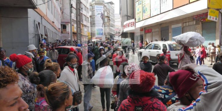 COMMERCE – Manifestation des marchands de rue à Behoririka, les forces de l&rsquo;ordre recourent à des grenades lacrymogènes