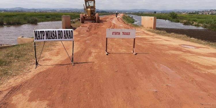 TRAVAUX PUBLICS – 25 % du pavage de la route reliant Tsarasaotra à Antsofinondry effectués, selon le ministère des Travaux publics.