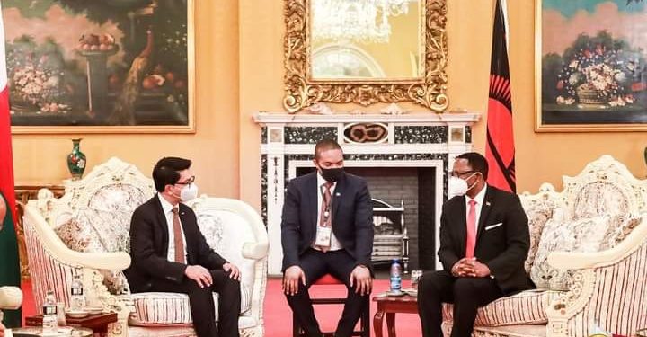 DIPLOMATIE – Andry Rajoelina aborde la gestion de la Covid-19 avec le Président du Malawi Lazarus Chakwera