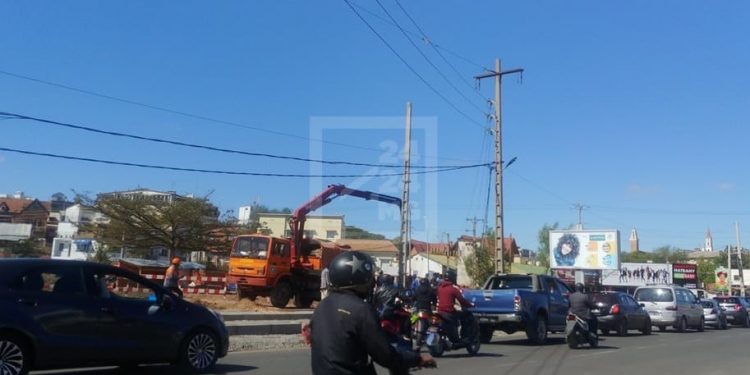 ELECTRICITE – La Jirama déplace les poteaux supportant les lignes électriques sur l&rsquo;axe Ankorondrano