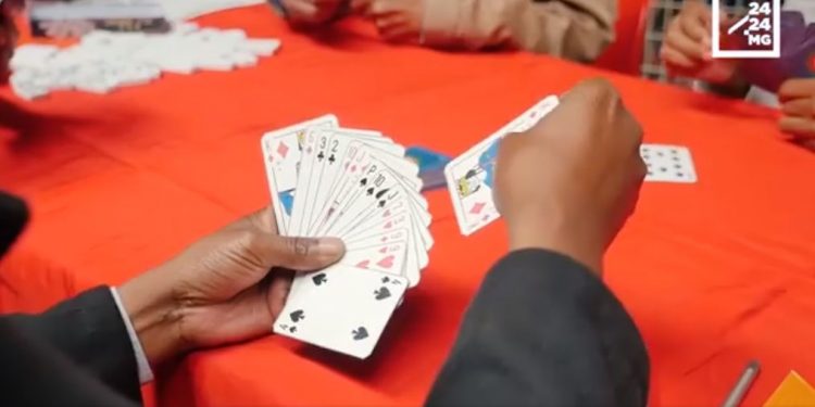 JEUX DE SOCIETE – Quand le Prince et la Princesse s&rsquo;incrustent dans les cartes à jouer