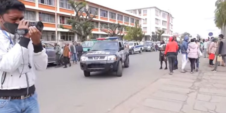 PROJET D&rsquo;ATTENTAT – Première comparution sous haute surveillance pour les suspects dans l’affaire de tentative d’assassinat du président de la République.