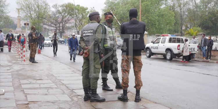 « SUSPICION D&rsquo;ATTEINTE A LA SURETE DE L&rsquo;ETAT » – Sécurité renforcée au Palais de justice à Anosy en raison de la comparution devant le parquet des individus soupçonnés d&rsquo;implication dans un projet d&rsquo;attentat contre le président de la République