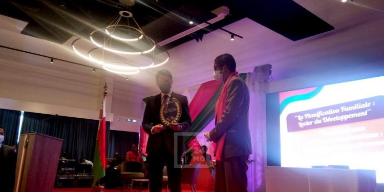 RECONNAISSANCE – Andry Rajoelina reçoit le trophée du « champion de la planification familiale »