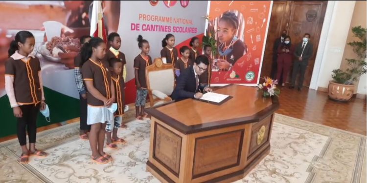 AIDES SOCIALES – Les cantines scolaires ne passeront plus par appel d’offres et les budgets seront directement versés dans les comptes communaux ou municipaux, annonce le président de la République.