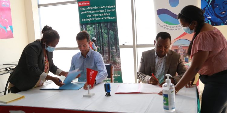 APPROVISIONNEMENT – Un partenariat entre le ministère de l&rsquo;Eau, de l&rsquo;assainissement et de l&rsquo;hygiène et Rio Tinto QMM pour améliorer l&rsquo;accès à l&rsquo;eau potable dans la ville de Tolagnaro et dans certaines communes rurales impactées par la mine