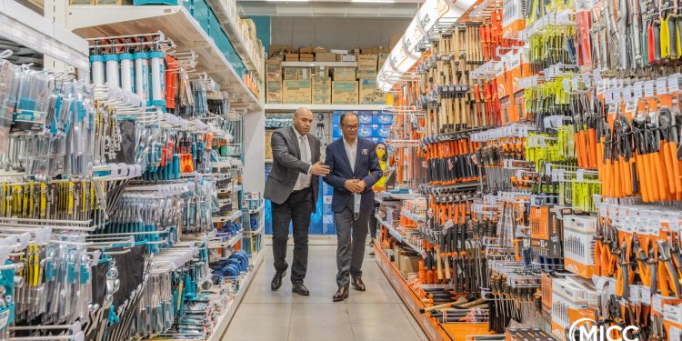 COMMERCE – Le ministre du Développement industriel, du commerce et de la consommation mise sur les grandes enseignes de distribution pour faire pression sur les fournisseurs de ciment