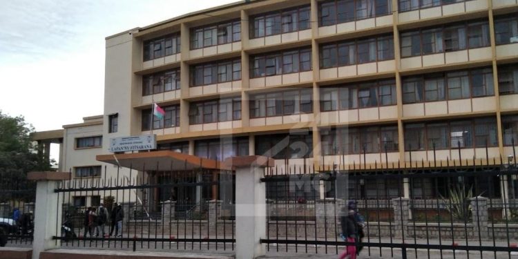 JUSTICE – La comparution des personnes soupçonnées d&rsquo;être impliquées dans l&rsquo;affaire d&rsquo;hospitalisation d&rsquo;Eddy Maminirina devant le parquet suspendue ce lundi soir et reprendra mardi